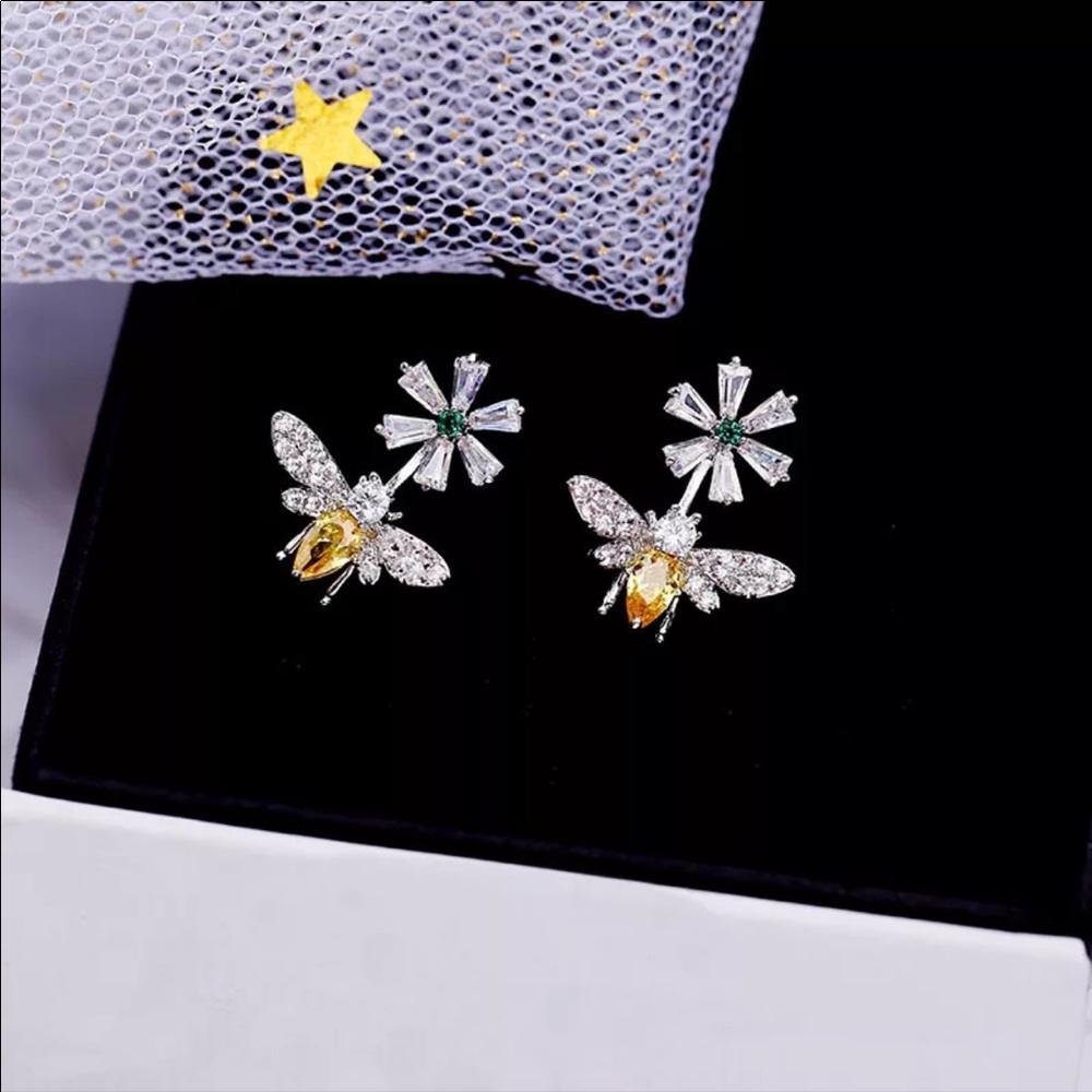 NEW Honey Bee Flower Stud Earrings - Picture 2 of 5